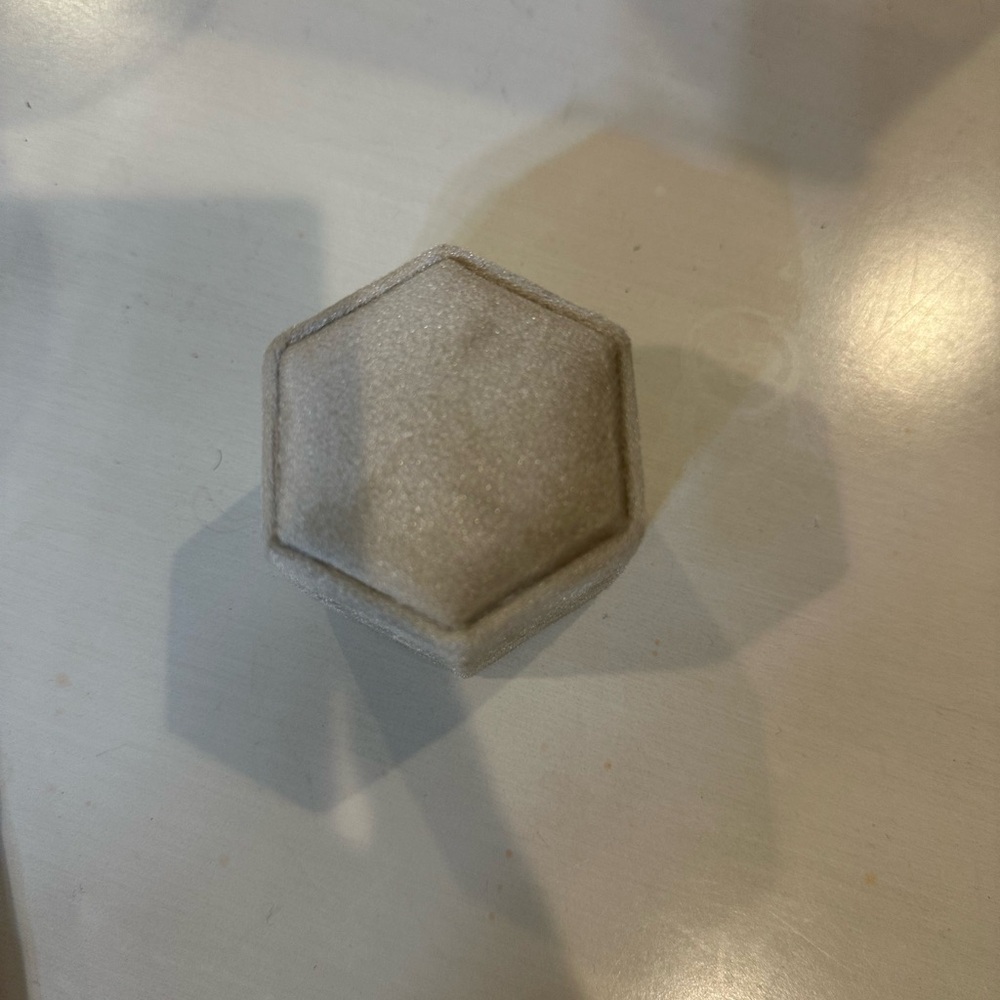 Hexagonal Velvet Ring Box - Picture 4 of 4